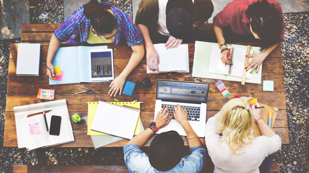 Jugendliche beim Planen